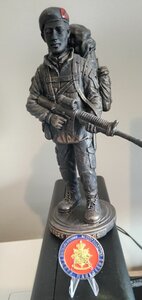 Beeldje  +  Coin  eens Marinier