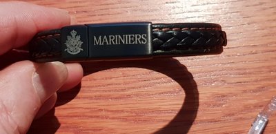 A polsband leer rood stiksel  met graveringen Korps 22cm